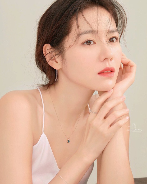 Son Ye Jin lần đầu lộ diện ở hậu trường phim mới, lại còn dẫn cả con chung với Hyun Bin đi quay nữa cơ - Ảnh 4.