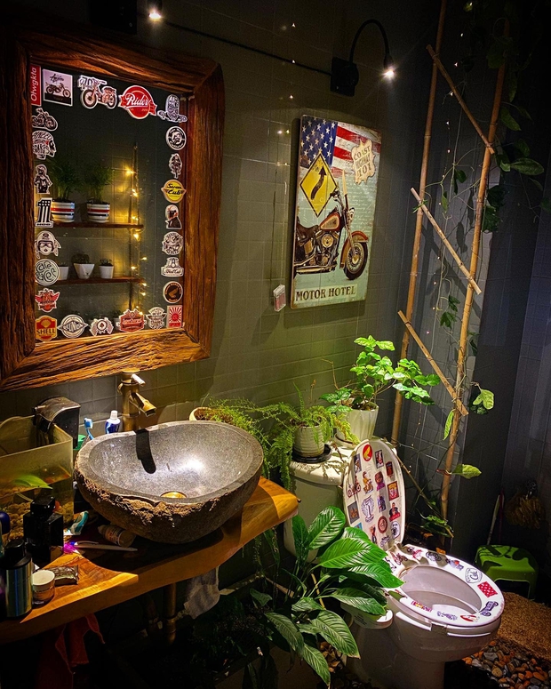 Nhà vệ sinh khiến dân tình hùa vào tranh cãi: Chính chủ dán sticker lên bồn cầu, bày cây chill thật nhưng có hợp lý? - Ảnh 3. Nhà vệ sinh khiến dân tình hùa vào tranh cãi: Chính chủ dán sticker lên bồn cầu, bày cây chill thật nhưng có hợp lý? - Ảnh 3.