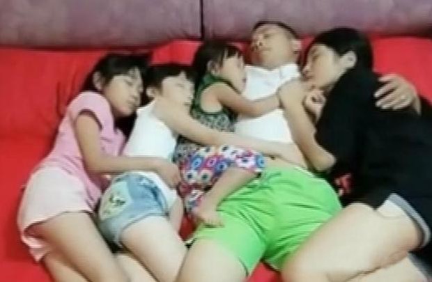 Mẹ đăng ảnh cả nhà ngủ chung, phát hoảng với tư thế ngủ của bố và 3 con gái, hôm sau lập tức chuyển con ra phòng riêng - Ảnh 1. Mẹ đăng ảnh cả nhà ngủ chung, phát hoảng với tư thế ngủ của bố và 3 con gái, hôm sau lập tức chuyển con ra phòng riêng - Ảnh 1.