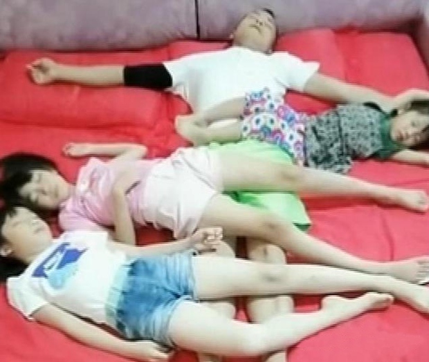Mẹ đăng ảnh cả nhà ngủ chung, phát hoảng với tư thế ngủ của bố và 3 con gái, hôm sau lập tức chuyển con ra phòng riêng - Ảnh 2. Mẹ đăng ảnh cả nhà ngủ chung, phát hoảng với tư thế ngủ của bố và 3 con gái, hôm sau lập tức chuyển con ra phòng riêng - Ảnh 2.