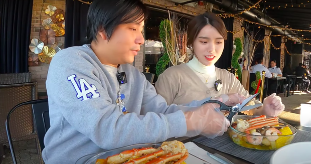 Khoa Pug bị chỉ trích vì mắc lỗi cấm kỵ trên bàn ăn với bạn gái người Nhật, lên tiếng giải thích ngay sau đó liệu có hợp lý? - Ảnh 2. Khoa Pug bị chỉ trích vì mắc lỗi cấm kỵ trên bàn ăn với bạn gái người Nhật, lên tiếng giải thích ngay sau đó liệu có hợp lý? - Ảnh 2.