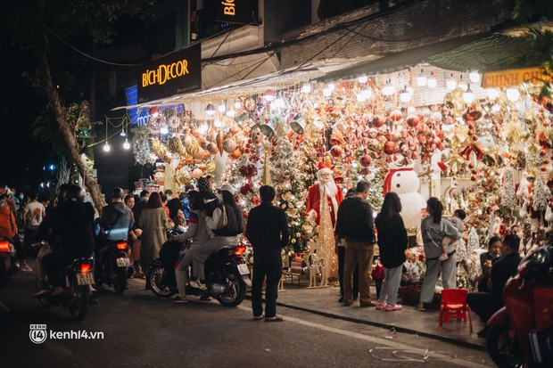 Tại nơi trang hoàng đón Giáng sinh sớm nhất Hà Nội: Dọc cả phố lộng lẫy ánh đèn, giới trẻ rủ nhau tới check-in lia lịa - Ảnh 4.
