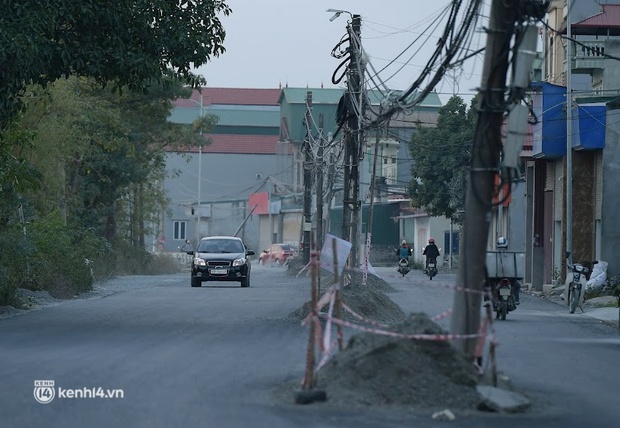 Hà Nội: Cột điện xiêu vẹo mọc giữa đường tiềm ẩn nguy cơ tai nạn - Ảnh 9.