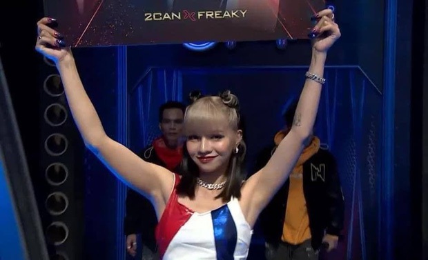 Cận cảnh nhan sắc gái xinh cầm bảng đang HOT tại Rap Việt: Đâu phải tự nhiên mà netizen “đứng hình” vì tưởng Lisa BLACKPINK! - Ảnh 1.