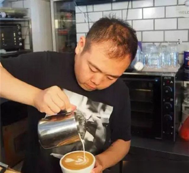 Nam sinh mũm mĩm là hiện tượng meme hot nhất MXH 18 năm trước: Vô tình lọt khung ảnh mà đời lên hương, ngoại hình hiện tại hiếm ai nhận ra - Ảnh 10.