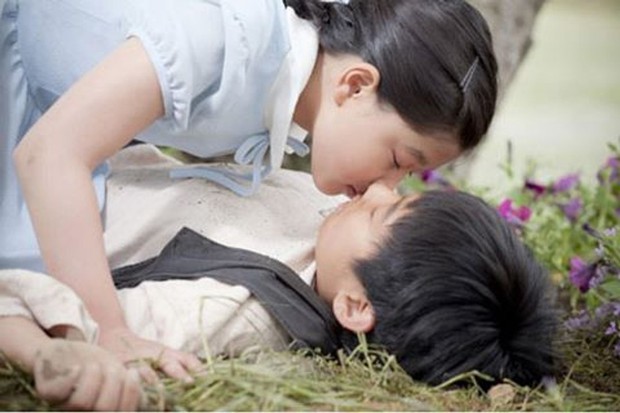 Sốc óc 4 sao nhí Hàn đóng cảnh hôn chưa đủ tuổi: Kim Yoo Jung đè ngửa bạn diễn, trùm cuối như nuốt môi đàn chị - Ảnh 1.