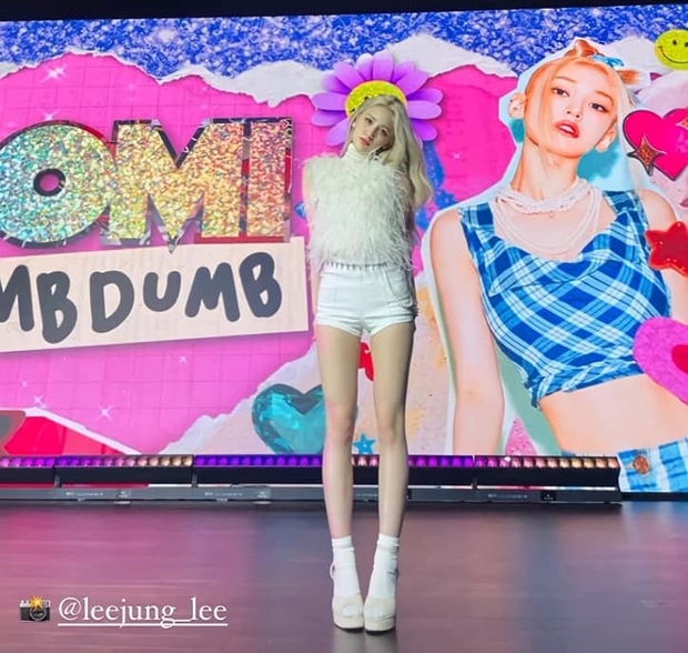 Chiều cao thật sự của Jeon Somi là bao nhiêu vậy, body đỉnh quá đứng cạnh idol nam cũng không hề lép vế! - Ảnh 10.