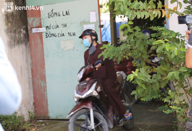 Đội quân YouTuber vây kín cổng Tịnh thất Bồng Lai livestream chụp ảnh, tu sĩ mong lực lượng chức năng sớm can thiệp - Ảnh 6.