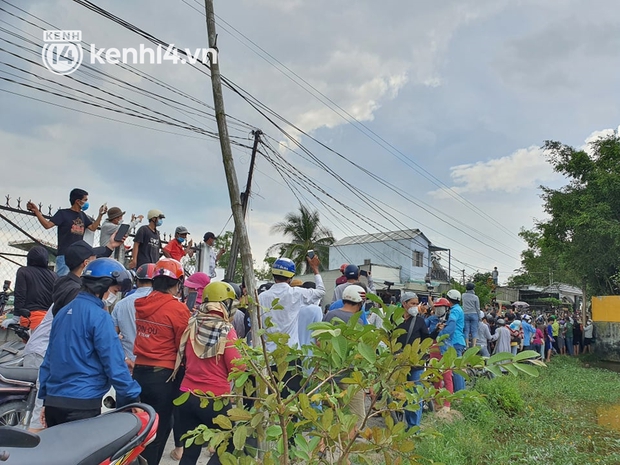 Ảnh: Hàng trăm YouTuber vây kín cổng Tịnh thất Bồng Lai, lực lượng công an đã có mặt giữ gìn trật tự - Ảnh 12.