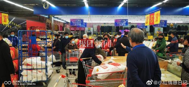 Siêu thị Trung Quốc tắc nghẽn vì dân hoảng loạn như ngày tận thế: Có người mua 300kg gạo - Ảnh 3.