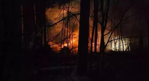 Máy bay Belarus rơi ở Nga và bốc cháy, không ai sống sót - Ảnh 1.