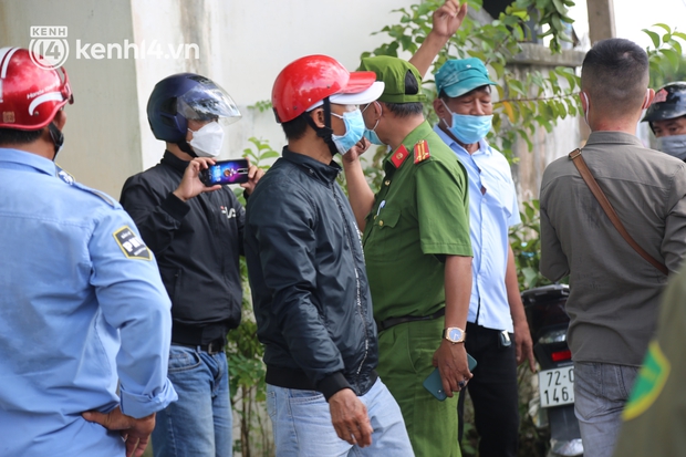 Ảnh: Hàng trăm YouTuber vây kín cổng Tịnh thất Bồng Lai, lực lượng công an đã có mặt giữ gìn trật tự - Ảnh 2.