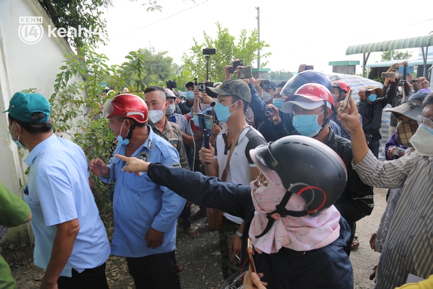 Ảnh: Hàng trăm YouTuber vây kín cổng Tịnh thất Bồng Lai, lực lượng công an đã có mặt giữ gìn trật tự - Ảnh 6.