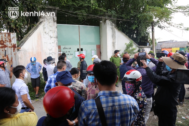 Ảnh: Hàng trăm YouTuber vây kín cổng Tịnh thất Bồng Lai, lực lượng công an đã có mặt giữ gìn trật tự - Ảnh 1.