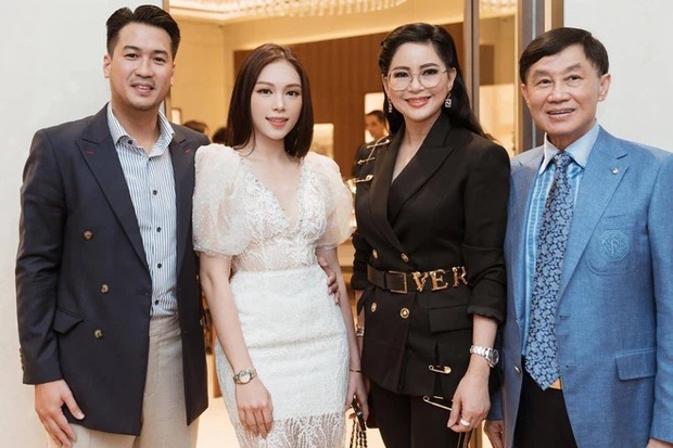 Bị sửa lưng trình tiếng Anh, dâu tương lai nhà tỷ phú Johnathan Hạnh Nguyễn có động thái quay ngoắt 180 độ - Ảnh 1. Bị sửa lưng trình tiếng Anh, dâu tương lai nhà tỷ phú Johnathan Hạnh Nguyễn có động thái quay ngoắt 180 độ - Ảnh 1.