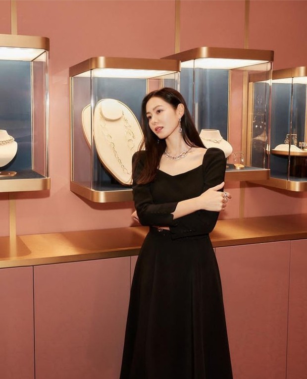 Son Ye Jin biến sự kiện cao cấp thành màn show nhan sắc nữ thần, có ai diện đầm style bảo thủ mà vẫn tôn được body thế này? - Ảnh 3. Son Ye Jin biến sự kiện cao cấp thành màn show nhan sắc nữ thần, có ai diện đầm style bảo thủ mà vẫn tôn được body thế này? - Ảnh 3.