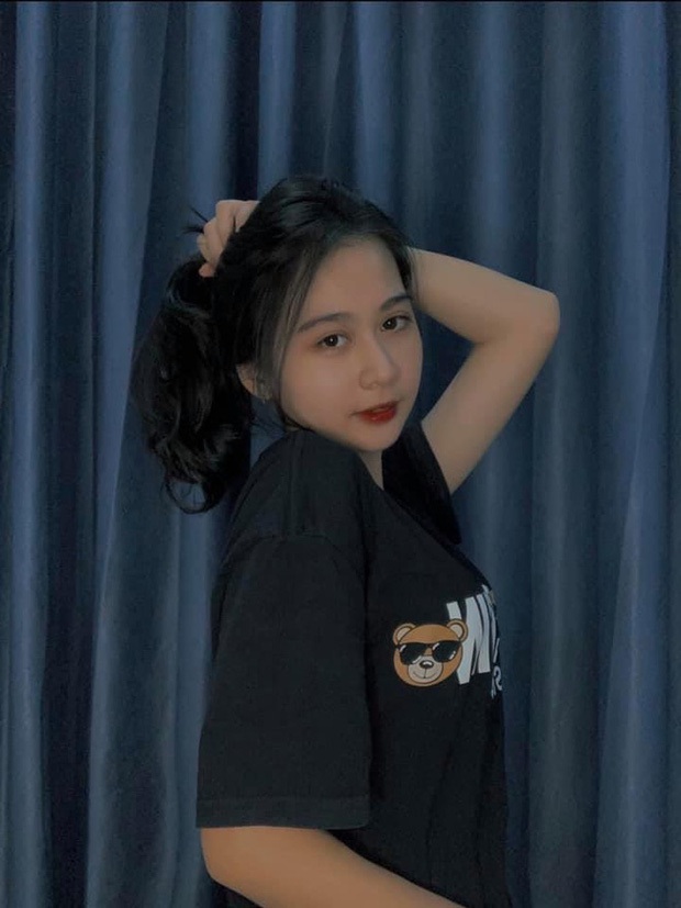 Rò rỉ thêm loạt ảnh cận nhan sắc bạn gái 15 tuổi của Hoài Lâm, khoảnh khắc diện áo tắm gây chú ý - Ảnh 7. Rò rỉ thêm loạt ảnh cận nhan sắc bạn gái 15 tuổi của Hoài Lâm, khoảnh khắc diện áo tắm gây chú ý - Ảnh 7.