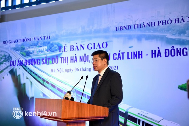 Đường sắt Cát Linh - Hà Đông chính thức vận hành sau 10 năm chờ đợi, bắt đầu đón khách ngay từ 9h sáng nay - Ảnh 4. Đường sắt Cát Linh - Hà Đông chính thức vận hành sau 10 năm chờ đợi, bắt đầu đón khách ngay từ 9h sáng nay - Ảnh 4.