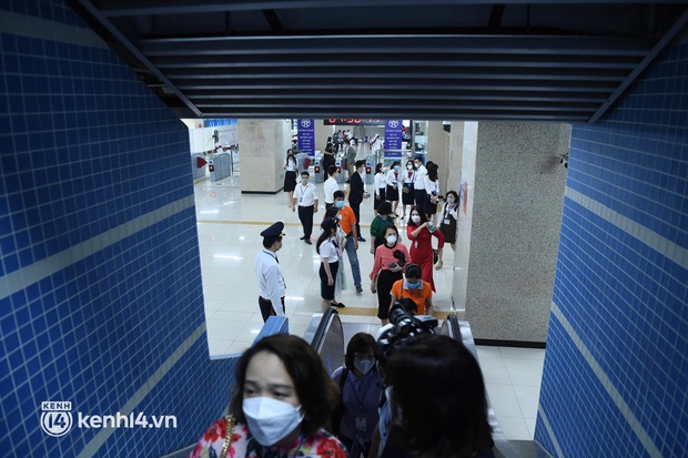 CẬP NHẬT: Đường sắt Cát Linh - Hà Đông chính thức vận hành sau 10 năm chờ đợi, bắt đầu đón khách ngay từ 9h sáng nay - Ảnh 9.