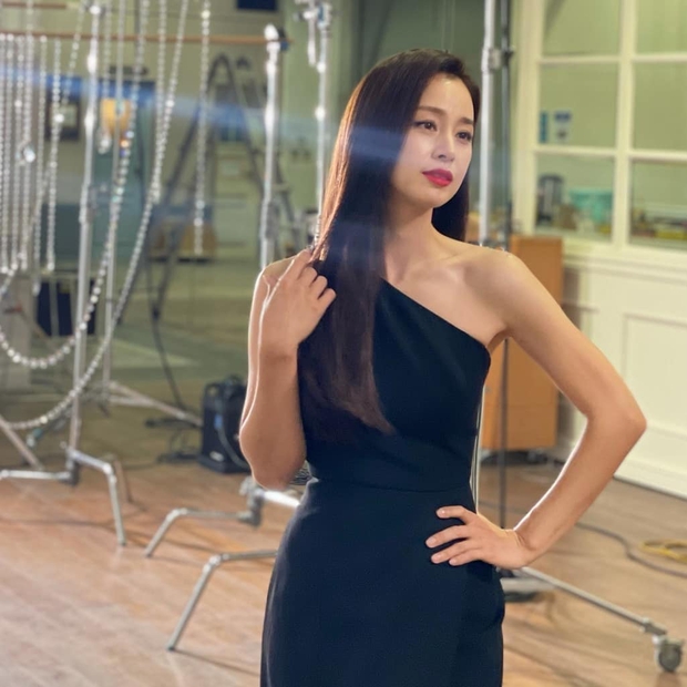 Kim Tae Hee phủi bụi MXH sau 7 tháng bằng loạt ảnh đẹp như nữ thần, Bi Rain liền có ngay động thái rớt liêm sỉ - Ảnh 3.