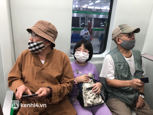 Đường sắt Cát Linh - Hà Đông chính thức vận hành sau 10 năm chờ đợi, bắt đầu đón khách ngay từ 9h sáng nay - Ảnh 26. Đường sắt Cát Linh - Hà Đông chính thức vận hành sau 10 năm chờ đợi, bắt đầu đón khách ngay từ 9h sáng nay - Ảnh 26.