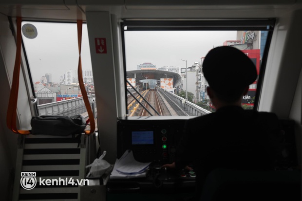 Người Hà Nội thích thú trải nghiệm chuyến tàu Cát Linh - Hà Đông đầu tiên: Tàu chạy êm và nhanh, tôi thao thức suốt đêm, cuối cùng cũng được đi - Ảnh 3.