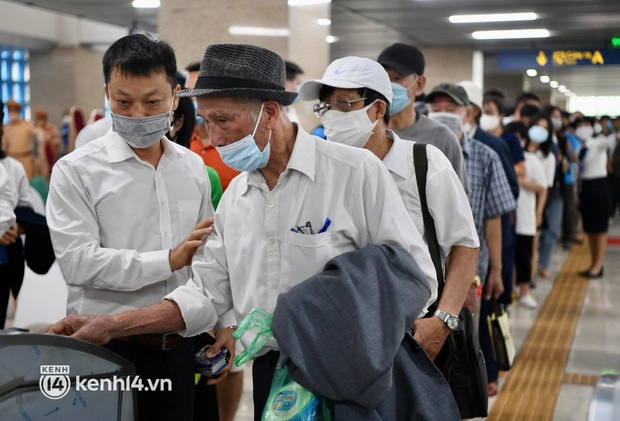 Hàng nghìn người Hà Nội chen chúc đi tàu Cát Linh - Hà Đông: Metro Hà Nội và các chuyên gia nói gì? - Ảnh 3. Hàng nghìn người Hà Nội chen chúc đi tàu Cát Linh - Hà Đông: Metro Hà Nội và các chuyên gia nói gì? - Ảnh 3.