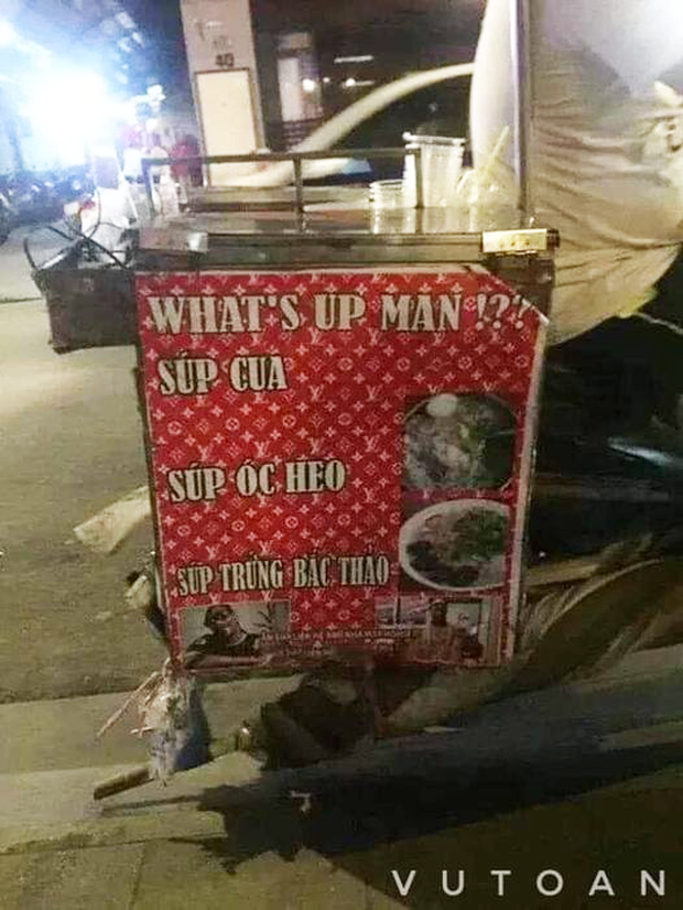 Anh bán súp cua ở Bùi Viện có tấm biển khiến ai nhìn vào cũng trầm trồ vì chơi chữ quá đỉnh, khách Tây thấy đều nể phục! - Ảnh 1. Anh bán súp cua ở Bùi Viện có tấm biển khiến ai nhìn vào cũng trầm trồ vì chơi chữ quá đỉnh, khách Tây thấy đều nể phục! - Ảnh 1.