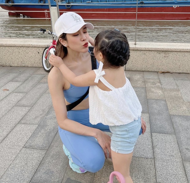 Hậu lùm xùm hôn nhân, Diệp Lâm Anh bên các con cưng cuối tuần, thần thái và vóc dáng mẹ bỉm gây chú ý! - Ảnh 2. Hậu lùm xùm hôn nhân, Diệp Lâm Anh bên các con cưng cuối tuần, thần thái và vóc dáng mẹ bỉm gây chú ý! - Ảnh 2.