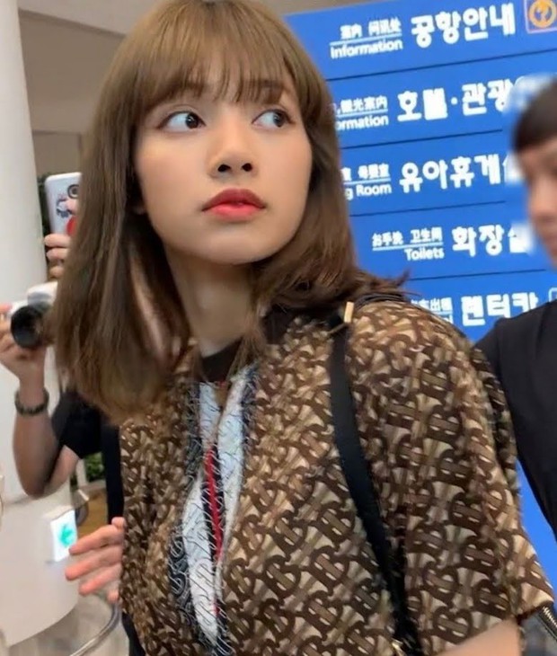 Visual Lisa (BLACKPINK) ngoài đời thế nào mà được tôn là búp bê sống? Nhìn ảnh cam thường bóc trần nhan sắc và body là đủ hiểu - Ảnh 11. Visual Lisa (BLACKPINK) ngoài đời thế nào mà được tôn là búp bê sống? Nhìn ảnh cam thường bóc trần nhan sắc và body là đủ hiểu - Ảnh 11.
