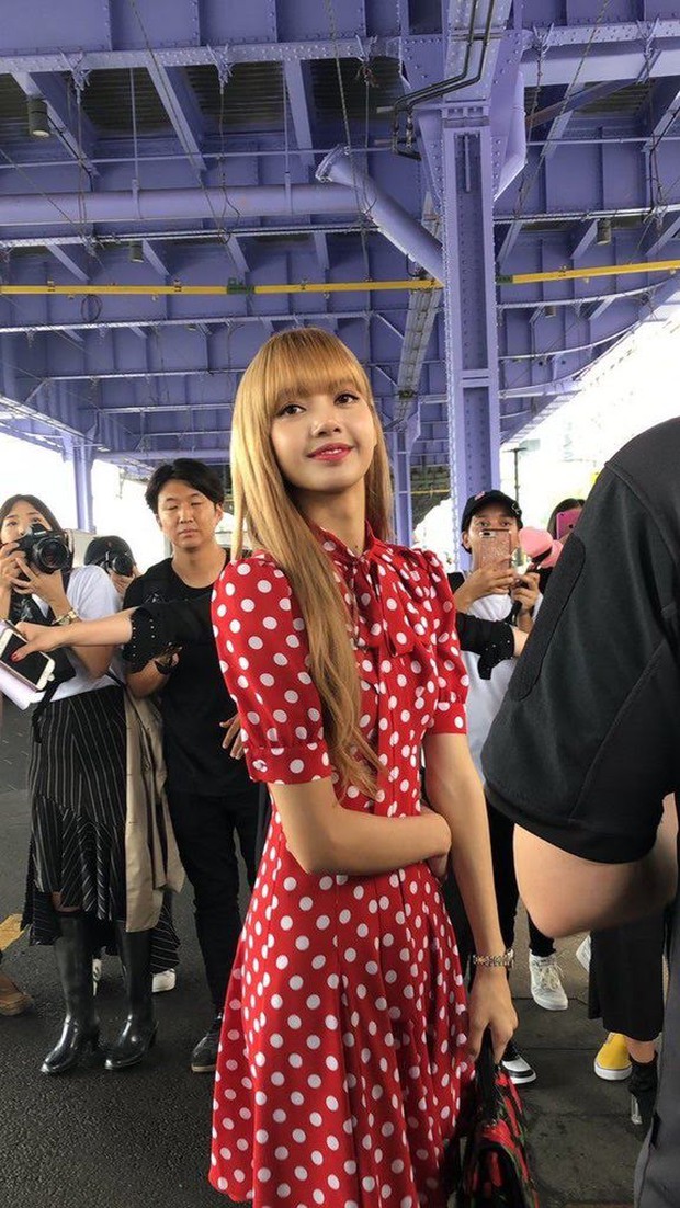 Visual Lisa (BLACKPINK) ngoài đời thế nào mà được tôn là búp bê sống? Nhìn ảnh cam thường bóc trần nhan sắc và body là đủ hiểu - Ảnh 19. Visual Lisa (BLACKPINK) ngoài đời thế nào mà được tôn là búp bê sống? Nhìn ảnh cam thường bóc trần nhan sắc và body là đủ hiểu - Ảnh 19.