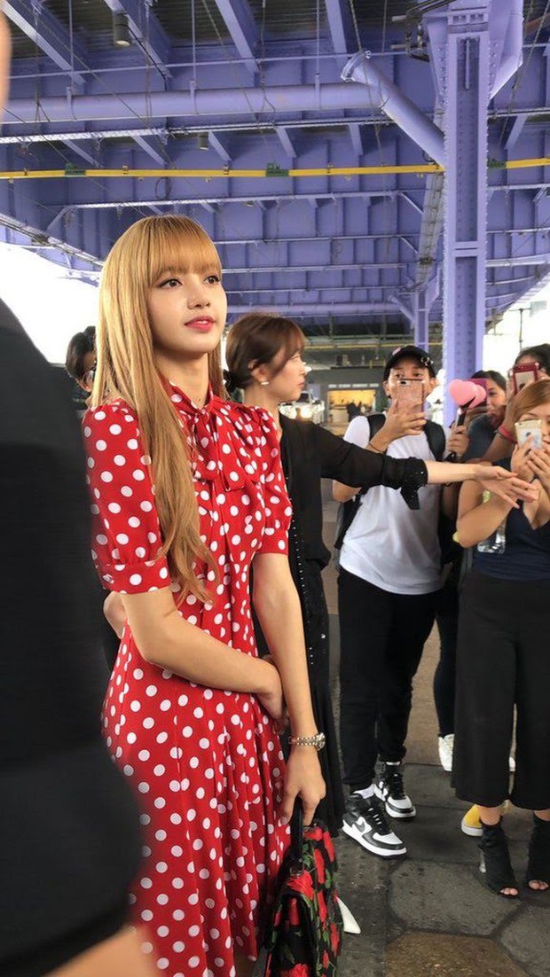 Visual Lisa (BLACKPINK) ngoài đời thế nào mà được tôn là búp bê sống? Nhìn ảnh cam thường bóc trần nhan sắc và body là đủ hiểu - Ảnh 18. Visual Lisa (BLACKPINK) ngoài đời thế nào mà được tôn là búp bê sống? Nhìn ảnh cam thường bóc trần nhan sắc và body là đủ hiểu - Ảnh 18.