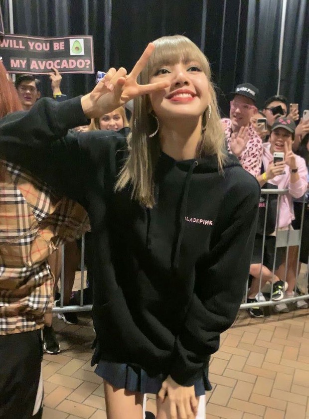 Visual Lisa (BLACKPINK) ngoài đời thế nào mà được tôn là búp bê sống? Nhìn ảnh cam thường bóc trần nhan sắc và body là đủ hiểu - Ảnh 16. Visual Lisa (BLACKPINK) ngoài đời thế nào mà được tôn là búp bê sống? Nhìn ảnh cam thường bóc trần nhan sắc và body là đủ hiểu - Ảnh 16.