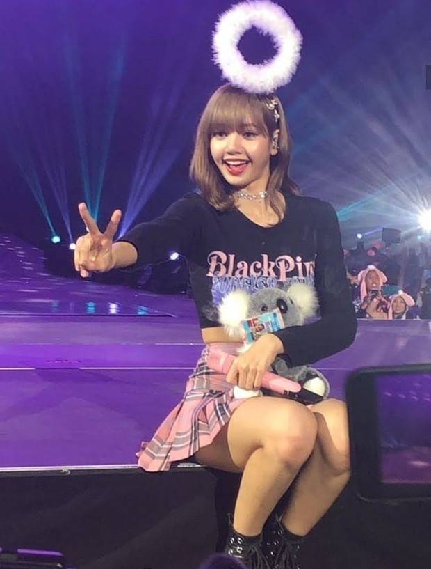 Visual Lisa (BLACKPINK) ngoài đời thế nào mà được tôn là búp bê sống? Nhìn ảnh cam thường bóc trần nhan sắc và body là đủ hiểu - Ảnh 2. Visual Lisa (BLACKPINK) ngoài đời thế nào mà được tôn là búp bê sống? Nhìn ảnh cam thường bóc trần nhan sắc và body là đủ hiểu - Ảnh 2.