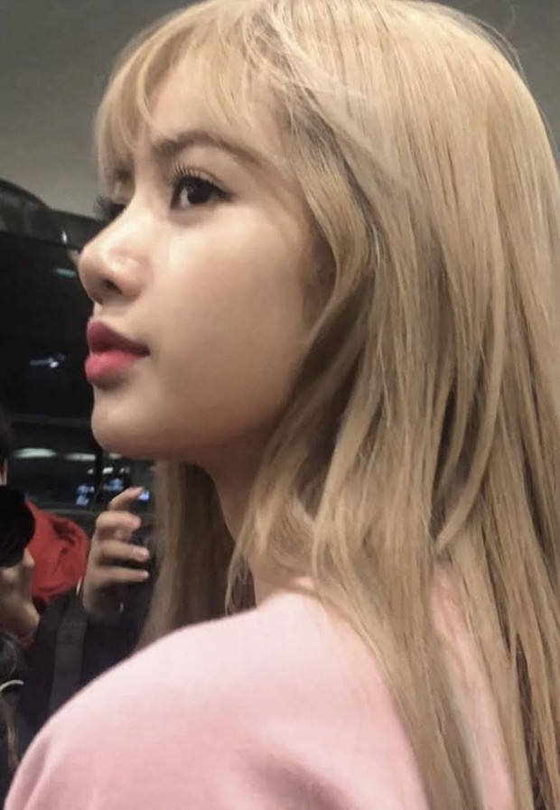 Visual Lisa (BLACKPINK) ngoài đời thế nào mà được tôn là búp bê sống? Nhìn ảnh cam thường bóc trần nhan sắc và body là đủ hiểu - Ảnh 14. Visual Lisa (BLACKPINK) ngoài đời thế nào mà được tôn là búp bê sống? Nhìn ảnh cam thường bóc trần nhan sắc và body là đủ hiểu - Ảnh 14.
