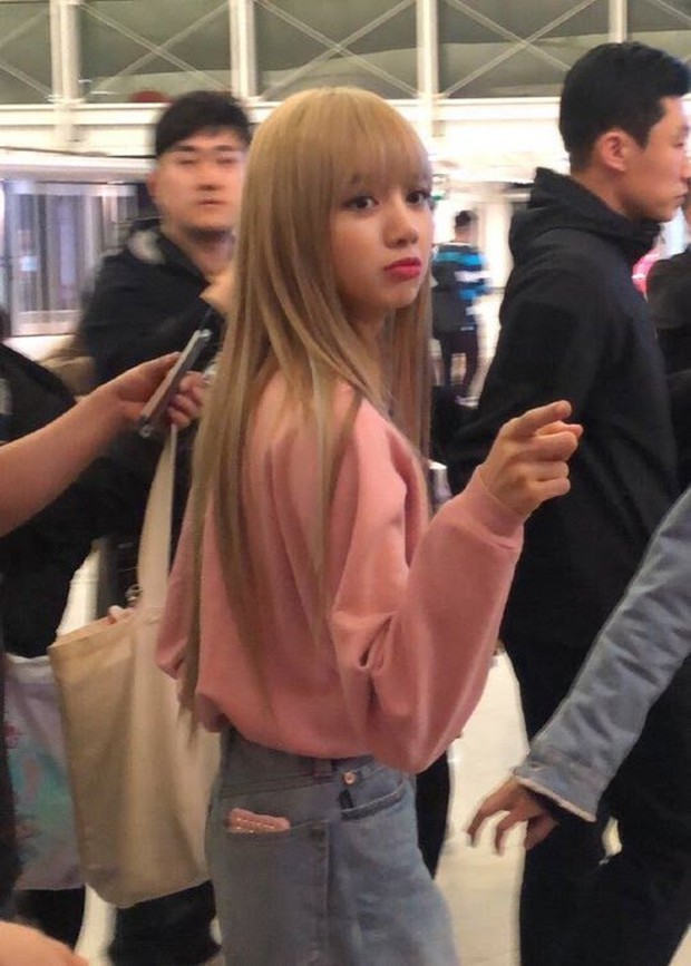 Visual Lisa (BLACKPINK) ngoài đời thế nào mà được tôn là búp bê sống? Nhìn ảnh cam thường bóc trần nhan sắc và body là đủ hiểu - Ảnh 20. Visual Lisa (BLACKPINK) ngoài đời thế nào mà được tôn là búp bê sống? Nhìn ảnh cam thường bóc trần nhan sắc và body là đủ hiểu - Ảnh 20.
