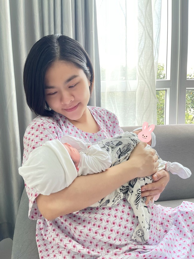 Vân Trang để lộ thông tin mới nhất sau 6 ngày vượt cạn song sinh suýt bị xuất huyết, phản ứng ái nữ đầu lòng ra sao? - Ảnh 5. Vân Trang để lộ thông tin mới nhất sau 6 ngày vượt cạn song sinh suýt bị xuất huyết, phản ứng ái nữ đầu lòng ra sao? - Ảnh 5.