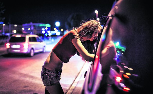 Địa ngục buôn nô lệ tình dục ở châu Âu: Câu chuyện đau thương của những người sống sót - Ảnh 5.