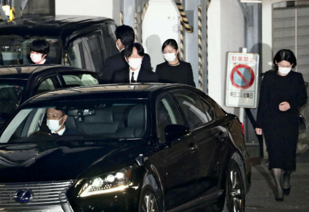 Khoảnh khắc cựu Công chúa Nhật Bản hành xử “khác lạ” với chồng mới cưới khiến dân tình tranh cãi kịch liệt, nghi ngại về mối quan hệ hiện tại - Ảnh 1.