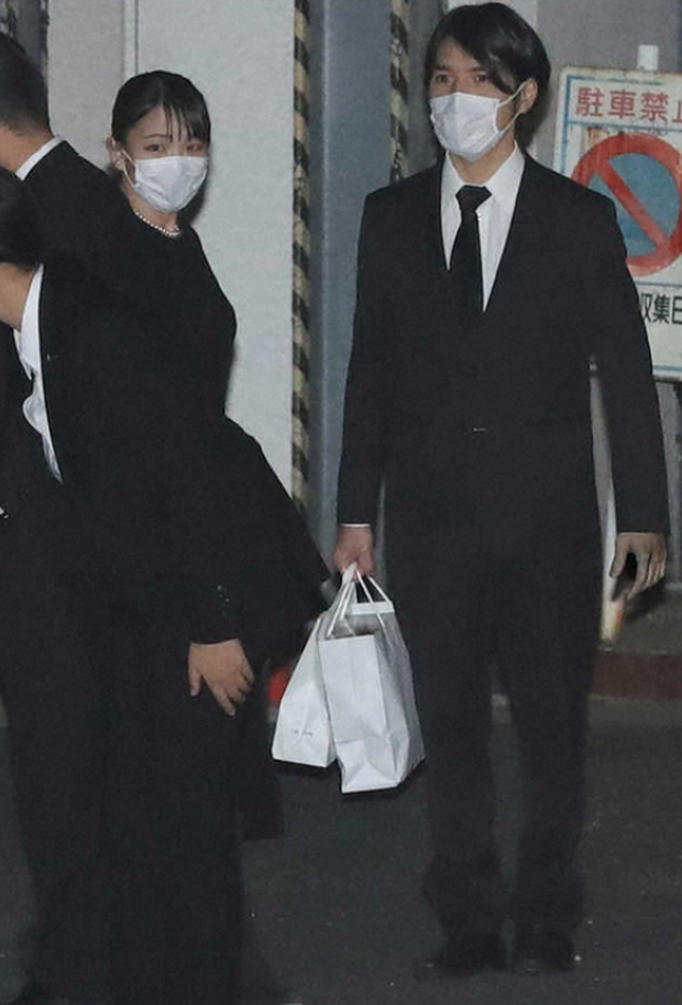 Khoảnh khắc cựu Công chúa Nhật Bản hành xử “khác lạ” với chồng mới cưới khiến dân tình tranh cãi kịch liệt, nghi ngại về mối quan hệ hiện tại - Ảnh 2.