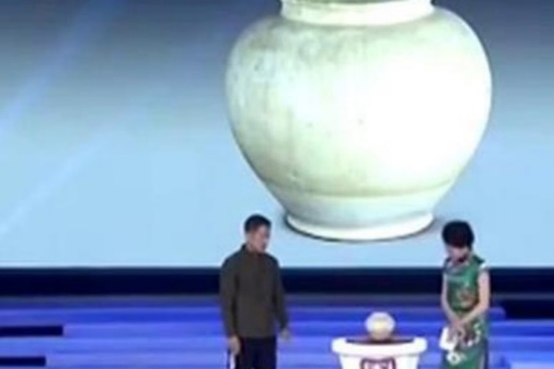 Chàng trai lén trộm bình muối dưa của mẹ đi giám định, chuyên gia vừa nhìn thấy không dám nói giá vì sợ... pháp luật - Ảnh 1.