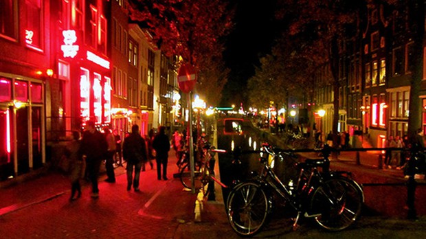 Địa ngục buôn nô lệ tình dục ở châu Âu: Câu chuyện đau thương của những người sống sót - Ảnh 6.