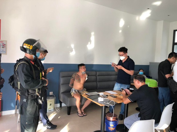 Vụ triệt phá đường dây đánh bạc 14 nghìn tỷ: Trước khi bị bắt, nhóm đối tượng đã rút khỏi đại bản doanh và sẵn sàng bỏ trốn - Ảnh 2.