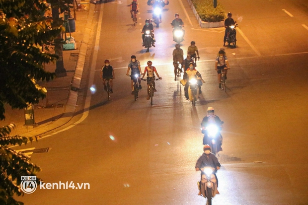 TP.HCM: Hàng loạt người đi xe đạp thể dục buổi sáng bị phạt - Ảnh 1.