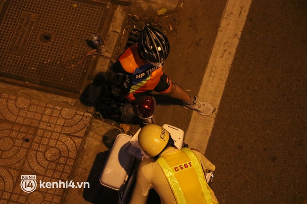 TP.HCM: Hàng loạt người đi xe đạp thể dục buổi sáng bị phạt - Ảnh 3.