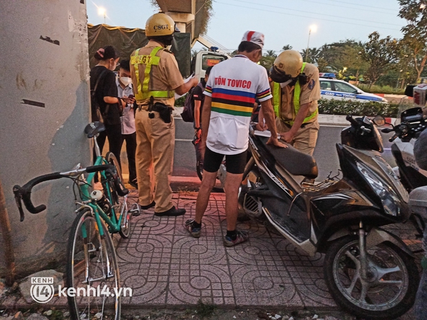 TP.HCM: Hàng loạt người đi xe đạp thể dục buổi sáng bị phạt - Ảnh 7.