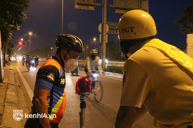 TP.HCM: Hàng loạt người đi xe đạp thể dục buổi sáng bị phạt - Ảnh 6.