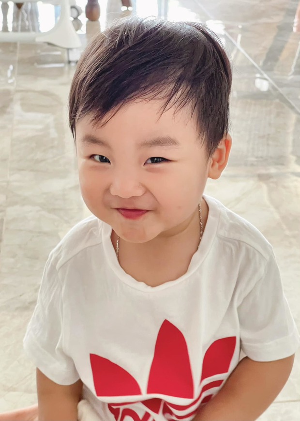 Con trai Hoà Minzy 2 tuổi đã có phong thái đĩnh đạc, đúng chuẩn CEO thừa kế tương lai đây rồi! - Ảnh 5.
