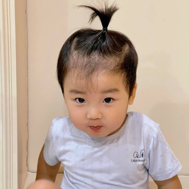 Con trai Hoà Minzy 2 tuổi đã có phong thái đĩnh đạc, đúng chuẩn CEO thừa kế tương lai đây rồi! - Ảnh 6.