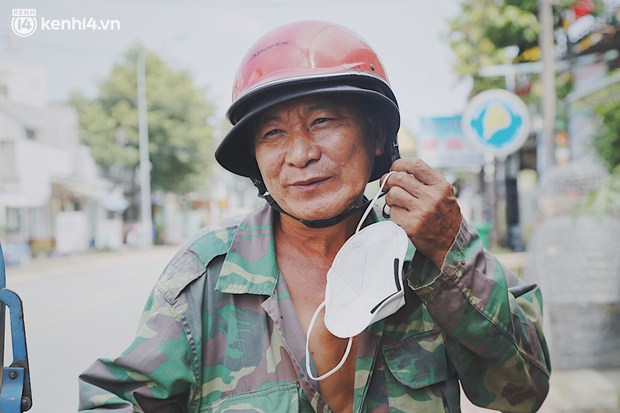 Xúc động câu chuyện đôi vợ chồng già chạy xe ba gác ở Sài Gòn, con trai là bác sĩ tuyến đầu: Bố mẹ chỉ mong sớm có bữa cơm quây quần - Ảnh 2.